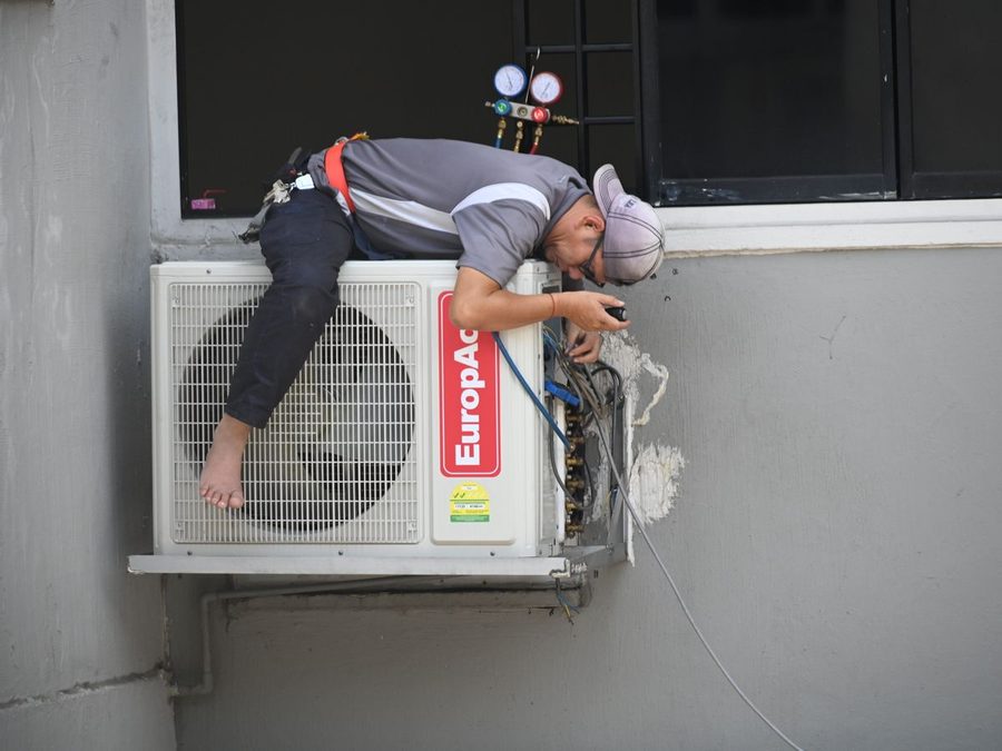Split wall-mounted air conditioner