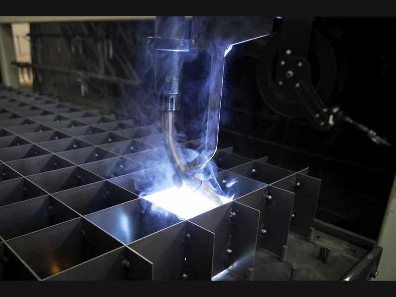 Robotic welding with bright arc over metal workpiece